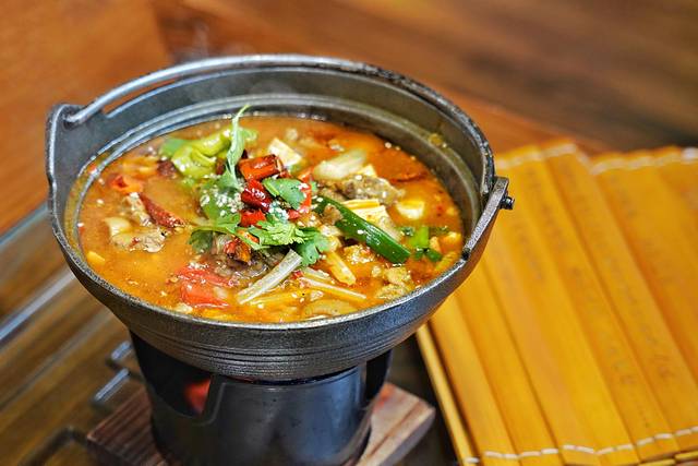 滇西王子·梦回丽江·本土特色品牌(木府白龙广场店)