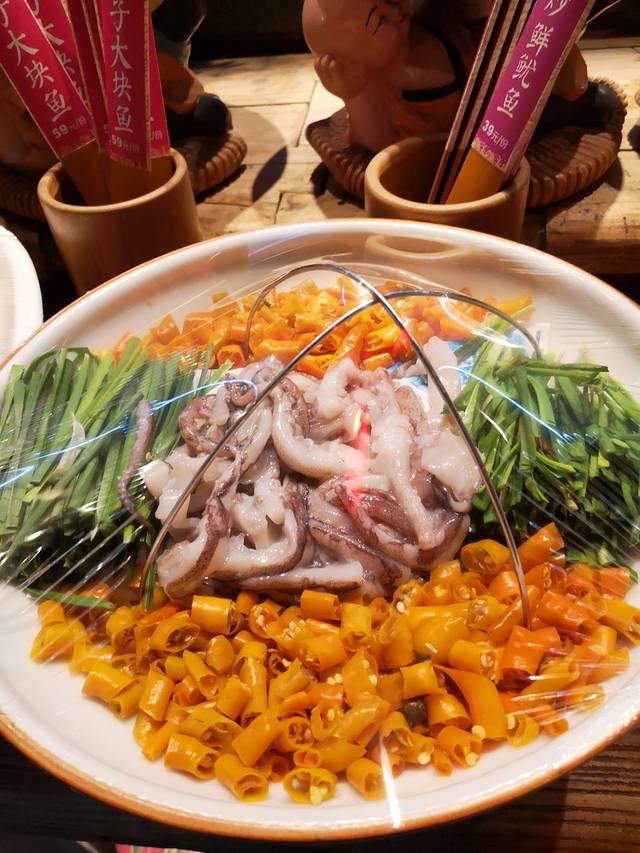 帅巴人舅母子腊蹄民俗村