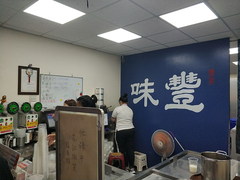 豐味綠豆沙牛奶 一中街必喝飲料 天天排隊超誇張 大杯超過癮 阿新筆記