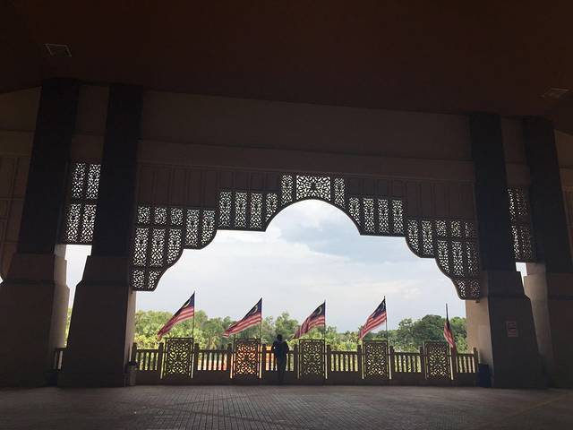 梳邦苏丹沙拉胡丁·阿卜杜勒·阿齐兹·沙阿国际机场