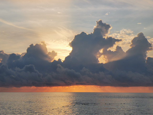 "早上起来看日出，但今天云很大，挡住了太阳。跳岛游就会让人很疲惫所以今天就是一天都在岛上_邦邦岛"的评论图片