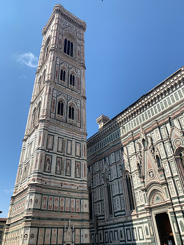 "钟楼的设计者，不是别人，正是意大利文艺复兴初期一位与诗人但丁同时代的大壁画家乔托，故又名乔托钟楼_乔托钟楼"的评论图片