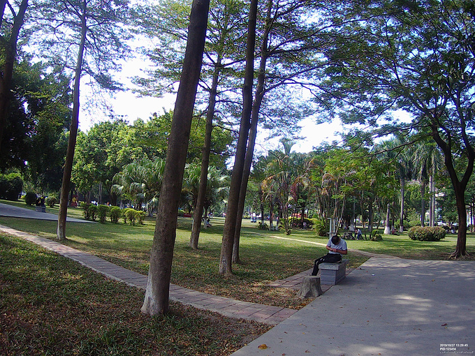 深圳玉律公园玉律广场,有足球场,小树林,休闲娱乐