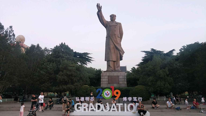 这次去的是山东师范大学千佛山校区从千佛山下来离的比较近就顺便逛了
