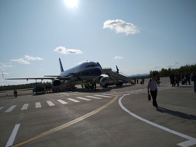 下午三点飞机降落在漠河机场