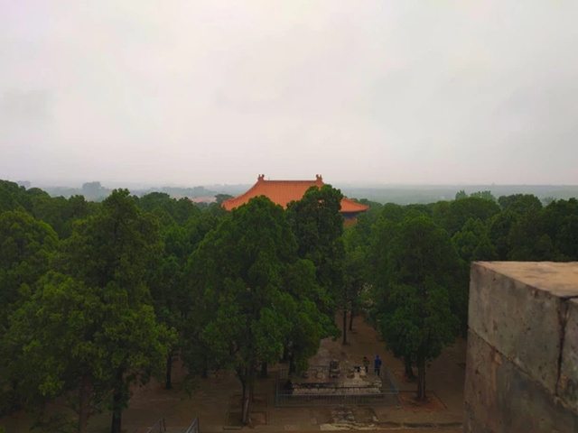 "地方很大，保存最完好的明清皇陵了，以顺治的陵园为主轴，其他陵_明十三陵"的评论图片