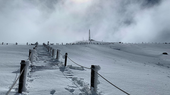 "由于下雪，游览A线-最高观景点仍未开放。白雪映天池，格外美丽！不知拐了多少个弯，终于到达天池_长白山天池"的评论图片