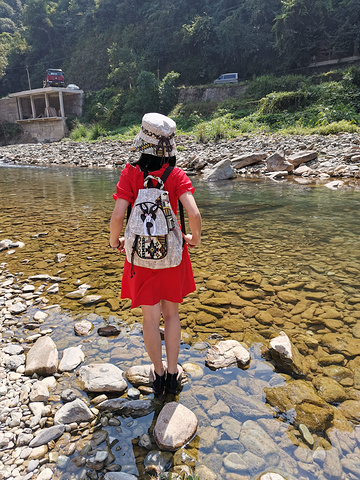 途径黄洛瑶寨,人家去看表演了,只喜欢自然风光的我就没看,在外面边玩