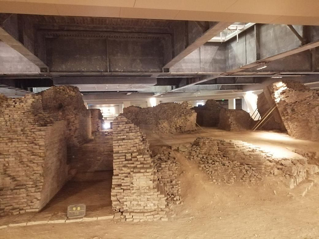 雷峰塔门票40元.此雷峰塔是在原址重建的,原雷峰塔倒塌于1924年