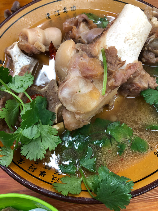 主营的东西差不多,吃了糯米饭,胖大家黄泽豆腐包里的鸡汁羹和羊骨头