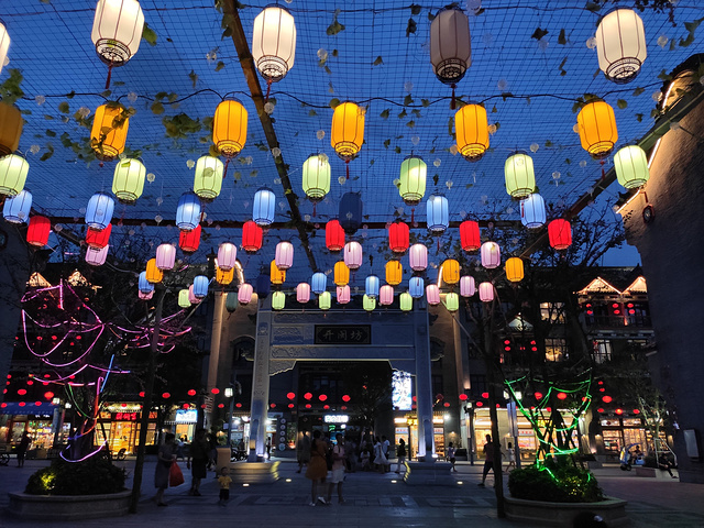 "从高空看三坊七巷那一片密密麻麻都是建筑物，感觉有点小震撼。水榭歌台，这张很有仙气的感觉_三坊七巷"的评论图片