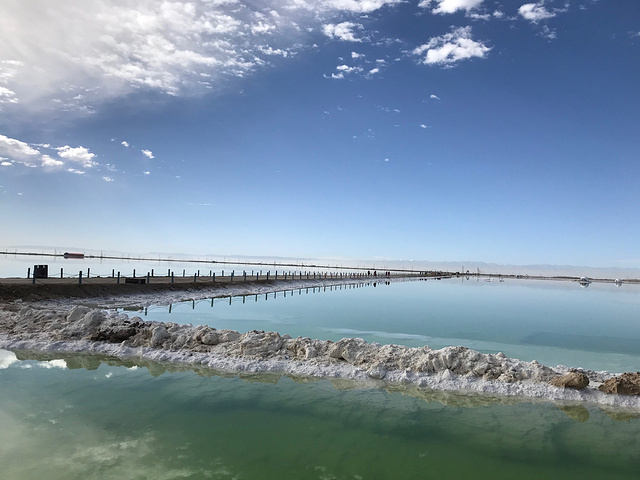"察尔汗盐湖是亚洲第一大盐湖，与茶卡盐湖齐名，景区内的湖面会随着天气、时间、季节的变化呈现不同的..._察尔汗盐湖"的评论图片