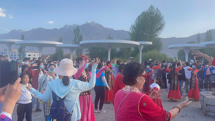 "大家围着篝火跟塔吉克族的小姐姐和小哥哥一起跳舞好快乐～我朋友称之为“塔迪”—“塔吉克族蹦迪”😅_帕米尔旅游区"的评论图片