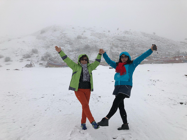 "五月天非常幸运遇到大雪纷飞，忘我欢乐，童心未泯。用完早餐，我们参观了郎木寺。路途中_郎木寺镇"的评论图片