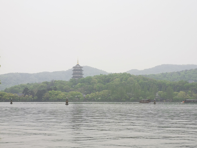 "雷峰塔需要提前一天预约，在微信“美景来了小程序里”抢票，每天限流500人_雷峰塔"的评论图片