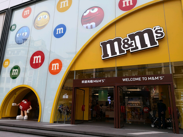 可以定制的mm豆逛逛上海老街,看看弄堂里沈大成青团,排队的人还不少