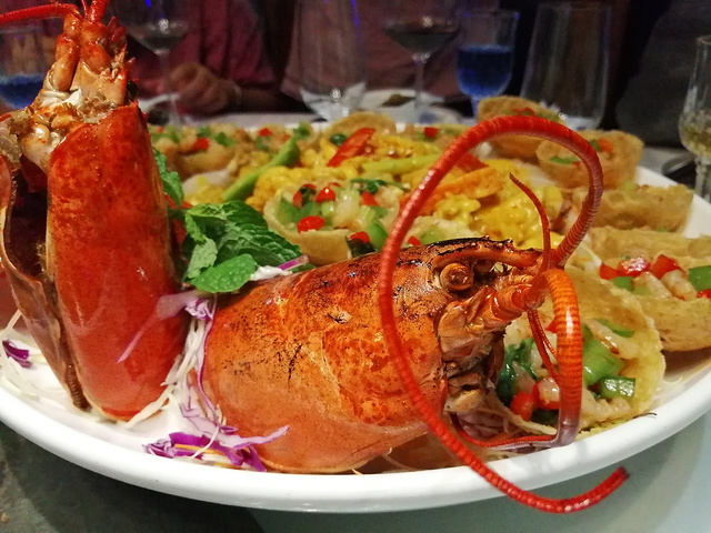 特别推荐贵妃香脆泡饭和帝王蟹粉蒸蛋,前者用大龙虾虾头煮汤后再煮粥