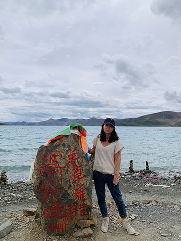 "此外，在拉萨有很多旅行社组织1日游前往羊湖。门票：免费·与玛旁雍措、纳木措并称西藏三大神湖。交通_羊卓雍措"的评论图片