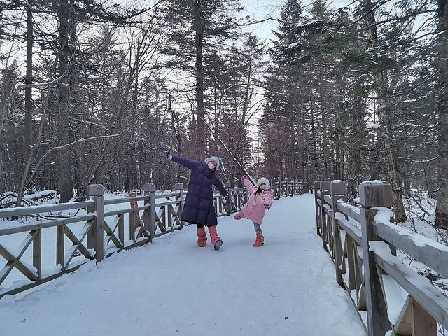 "雪地里徒步，要比平地累好多，妞全程都是自己走，太棒棒了！小屁妞，在这雪地里，开心的像一只小鸟_老里克湖"的评论图片