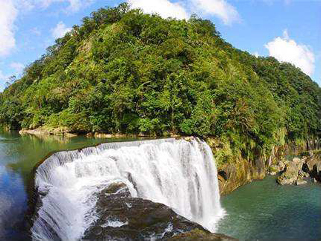 "十分瀑布作为台湾最大的帘幕式瀑布，是欣赏十分自然风光的好去处。除了爬楼梯以外，一路景色还是蛮美的_十分瀑布"的评论图片