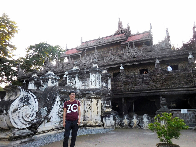 "曼德勒少有的纯柚木僧院之一_金色宫殿僧院  (Shwenandaw Kyaung)"的评论图片