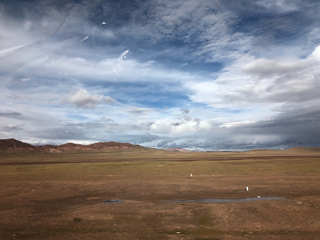 "昆仑山口，荒凉又壮观！青海的草原，和西藏境内的还是有区别的。大片大片沼泽，进去就会被吞没_昆仑山"的评论图片