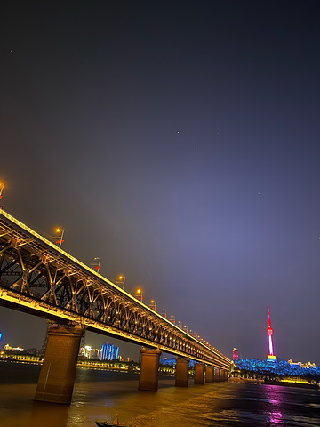 "武汉长江大桥的夜景吸引了众多人驻足欣赏。到达伊斯坦布尔已经是当地九点多了，匆忙入住酒店_武汉长江大桥"的评论图片