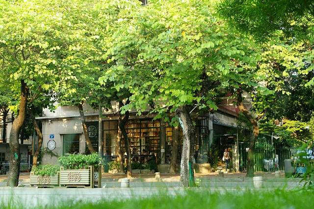 先行图书(垂虹路店)