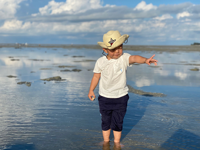 乐乐看到跷跷板非要爷爷陪着玩.