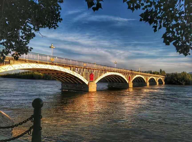 "...边，河堤旁边就是著名额尔齐斯河大桥，大剧院，老码头，中苏纪念馆，奇石街，都非常有特色，必须打卡_布尔津西大桥"的评论图片