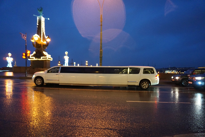 "在路上瞎逛，第一次看到这么长的车，高级！虽然我不知道是啥车。阴天下雨，圣彼得堡三天都是这种天气_救世主滴血大教堂"的评论图片