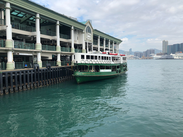 很多外國人都在那裡渡輪觀光.直接渡輪去到香港島中環