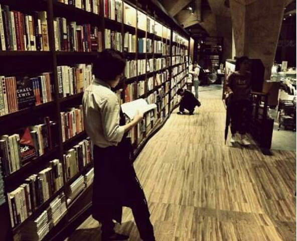 "...集地的位置，开了这样一家富有文化底蕴的书店，自然而然欣赏他的人就多了，感受他的气氛的人也就多了_方所(成都太古里店)"的评论图片