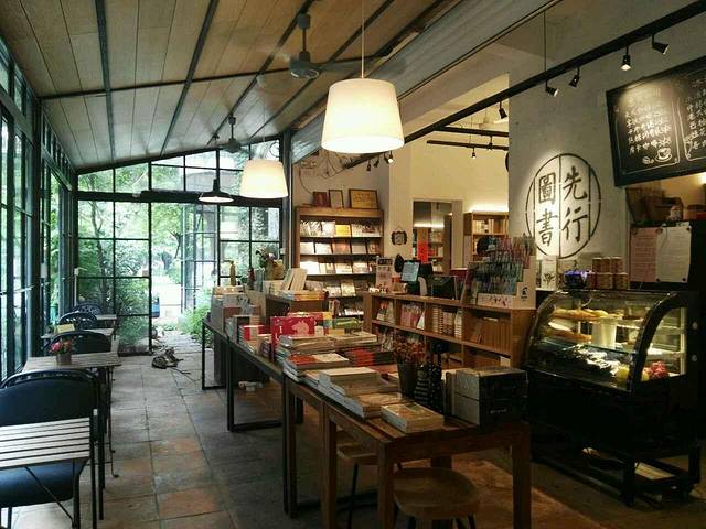 先行图书(垂虹路店)