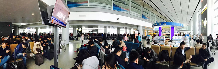 "打车到机场准备候机的时候。两个人被困在飞机场里等了8个小时。才知道我们的飞机严重晚点了_咸阳国际机场"的评论图片