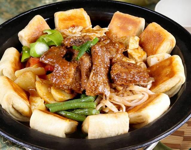 村里人家炖菜馆(东联店)