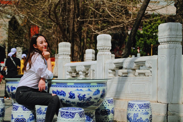 "看见来往的游客络绎不绝～不愧是北京最古老的名寺啊～所幸我这一次只为赏美景而来，在寺里慢慢逛慢慢..._北京"的评论图片