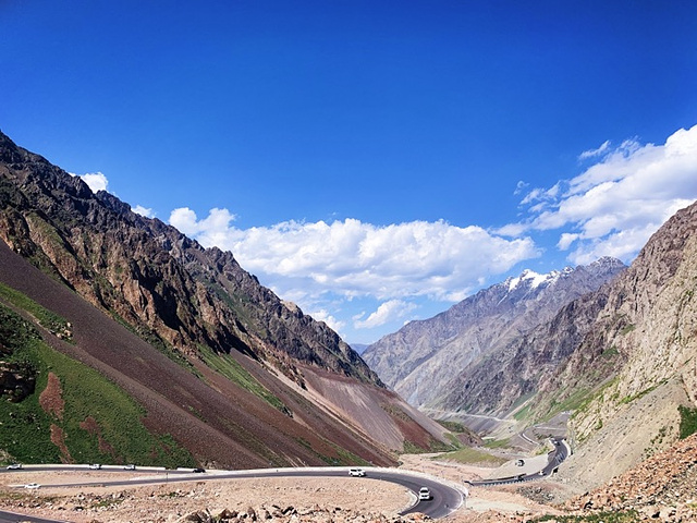 "新疆最美独库公路 ；在这里不仅看到了雪山和酷暑共存的美丽奇观，还有青山下的碧波悠悠荡漾_独库公路"的评论图片