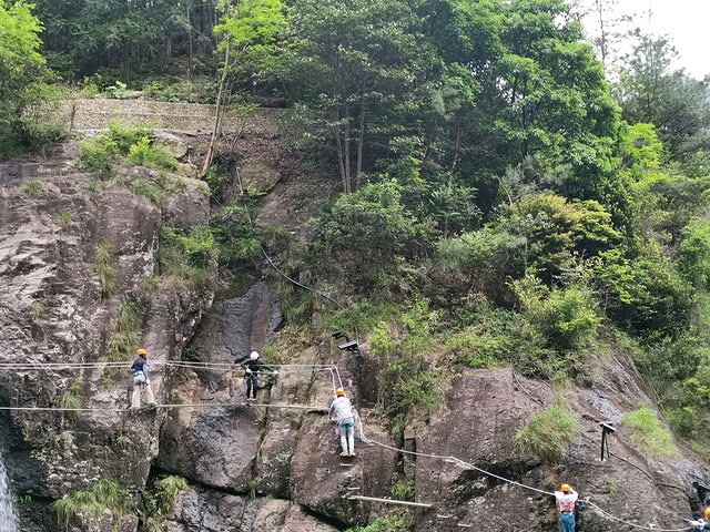 "听教练说二期在建了，不过更险，有点小期待。然后大多数情况下都是平行地往前走，偶尔会往上爬一丢丢_神仙居"的评论图片