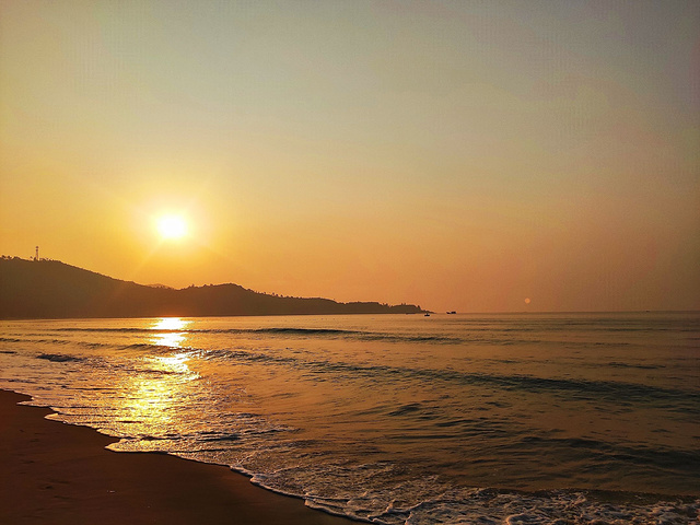 "日出，值得早起看一下☀6点自然醒了，反正睡不着，去沙滩看日出_敏捷欢乐黄金海岸"的评论图片