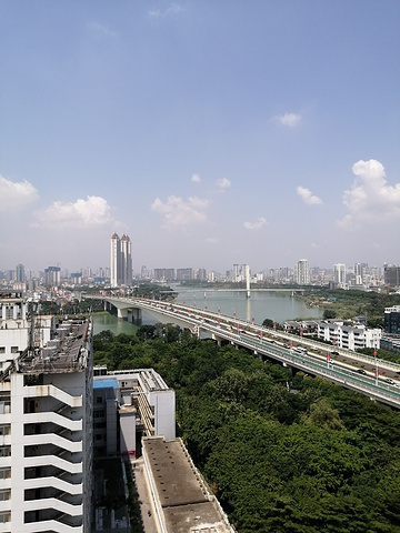 "...中招国际招标有限公司看风景，葫芦鼎大桥和白沙大桥一片太漂亮了，第一次在这个角度看，南宁太繁华了_葫芦鼎大桥"的评论图片