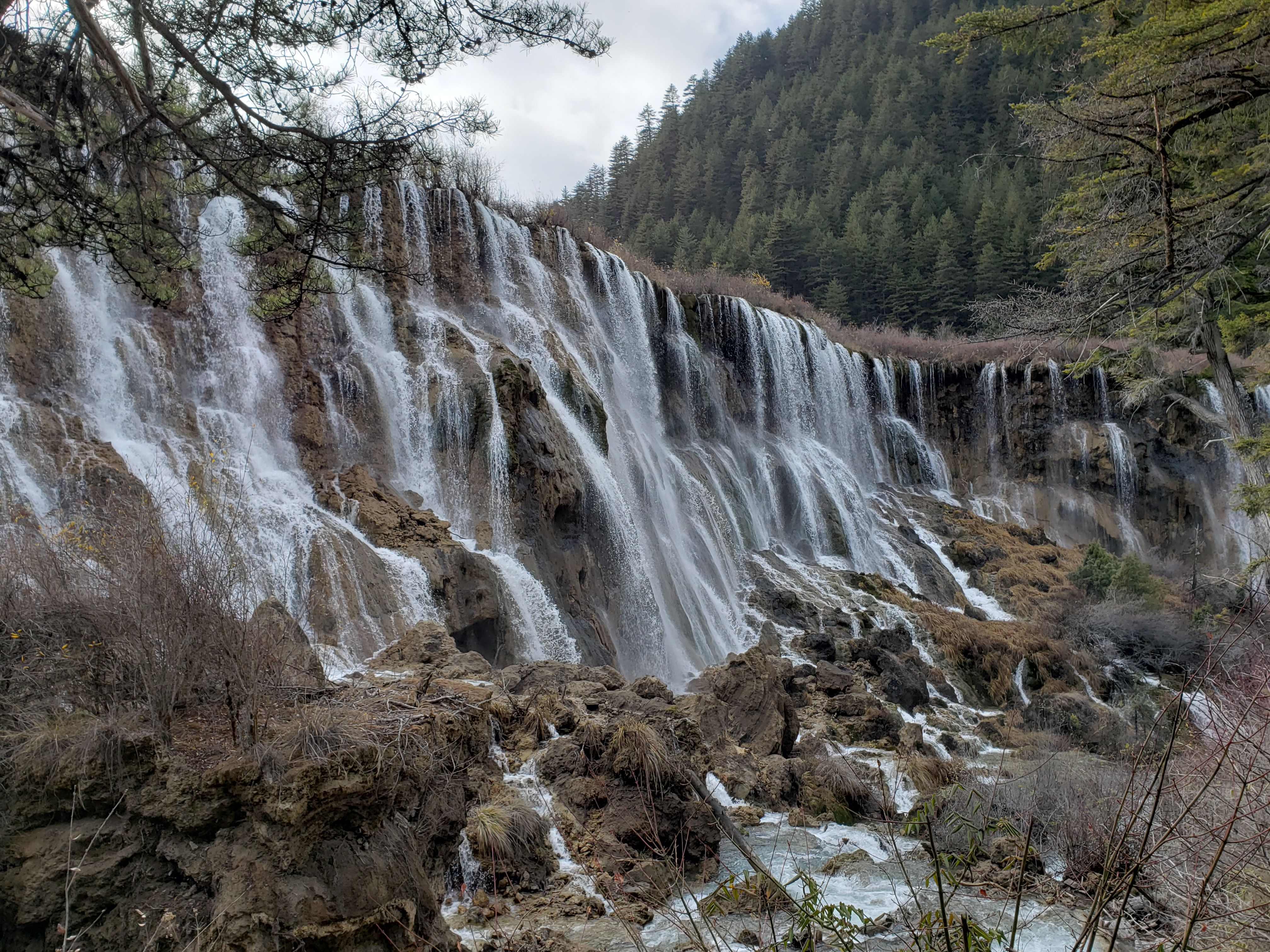 5米,宽320米, 是中国最宽的高山钙华瀑布.