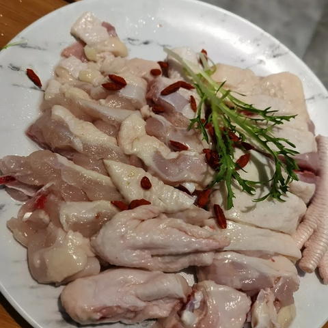 "...嗲的鸡肉是最鲜嫩的，也有在家里尝试做过，毕竟食材都是非常简单的，但是市场上的鸡肉没有他家的好吃_嗲嗲的椰子鸡(大东海店)"的评论图片