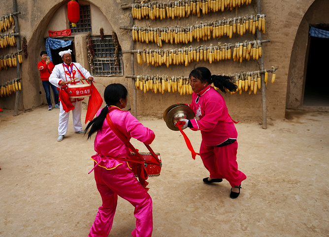 赠送的景点,其实也没多大意思,就是一个吃午餐的落脚点,敲锣打鼓的