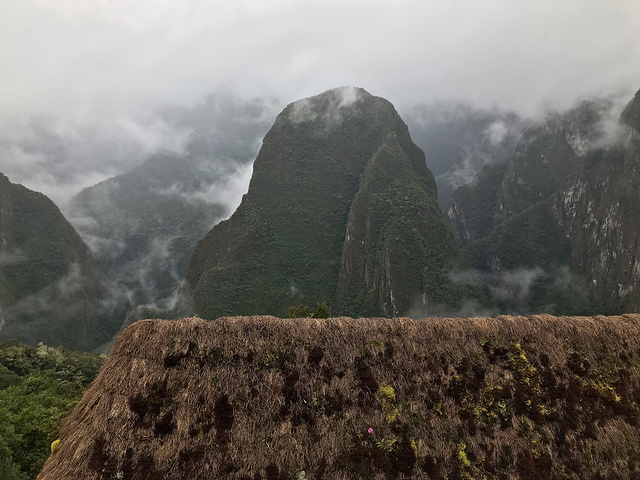 "随后盘山路蜿蜒而上，来到遗址。加上下雨天，雨大的时候，路面上的雨水流成了河。烟雾缭绕着周围的山峰_马丘比丘"的评论图片