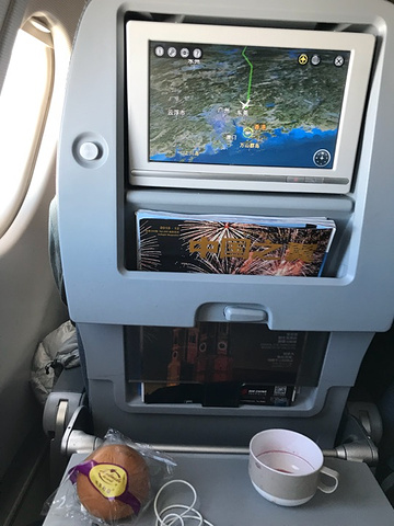 "...的飞机 午餐真的很不错，有我最爱的红酒， 我就这样品味着红酒听着迪克牛仔的三万英尺抵达香港上空_香港"的评论图片