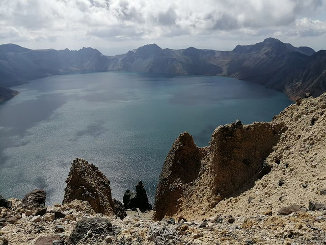 "长白山天池是一个火山口，是火山喷发形成的高山湖泊，是中国最大的火山湖，也是我国最高、最深、最大..._长白山天池"的评论图片