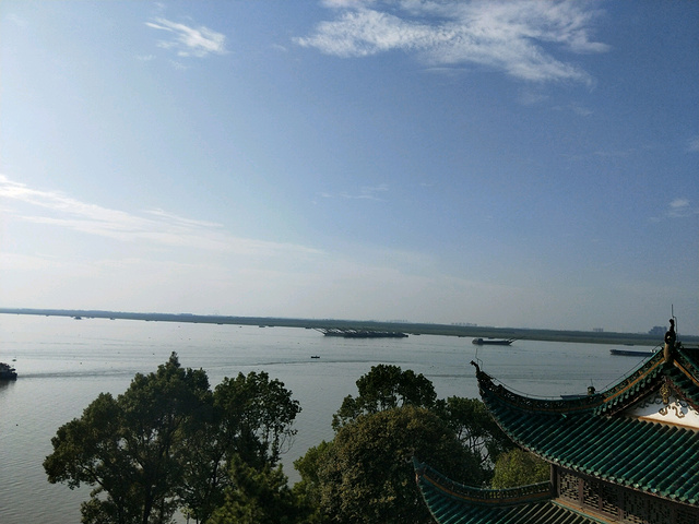 站在岳陽樓最高層俯瞰洞庭湖_湖南嶽陽洞庭湖旅遊度假區(南湖景區)&