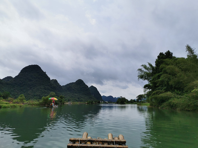 "...家庭组合，坐到筏上微风徐徐，两边景色山清水秀，可惜已经十点多了，太阳比较猛，若是早晚体验会更好_遇龙河景区"的评论图片