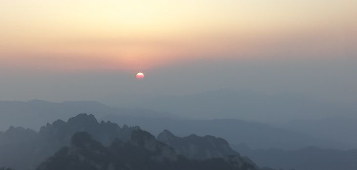 "看到了老君山美丽的落日，但是夜里下雨了，早上起雾，没有看到日出🌄，山顶风景很不错，见证了雾里..._神农架"的评论图片